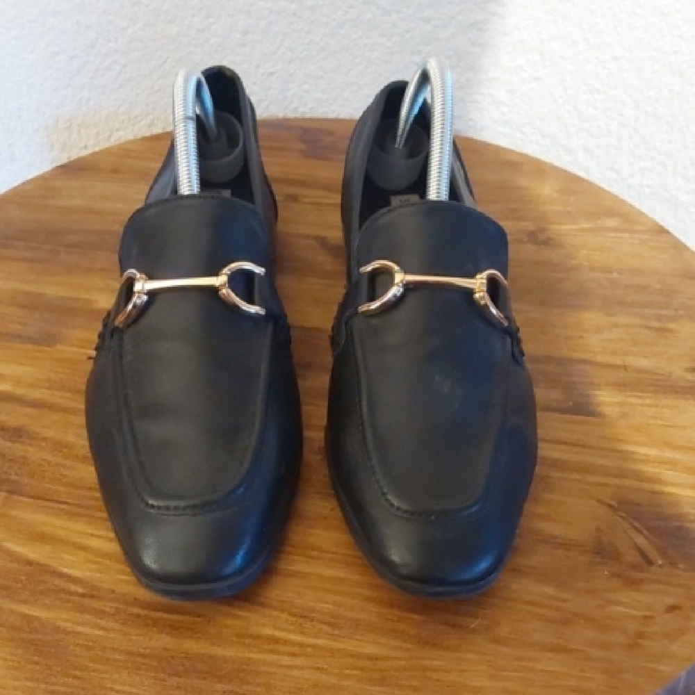 Steve Madden Black Leather Elegant Slip on Loafers Gold Metal Comfy Luxe Sz.11